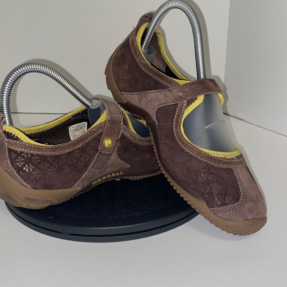 Women Merrell size 7.5 brown and yellow suede material in great condition
